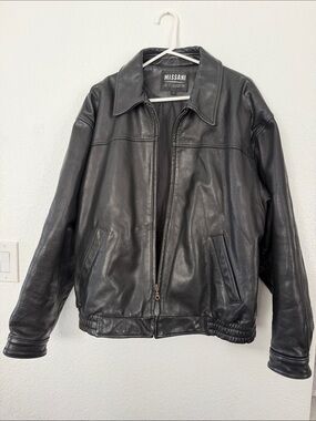 Missani Le CollezioniBlack Leather Bomber Jacket - Classic Zip Closure